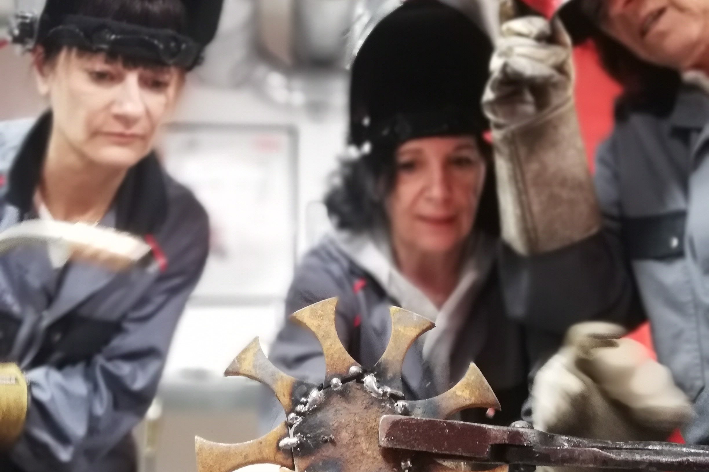 Women in Change Charterprojekt SI Club Linz Libertas - Frauen schweißen Skulptur
