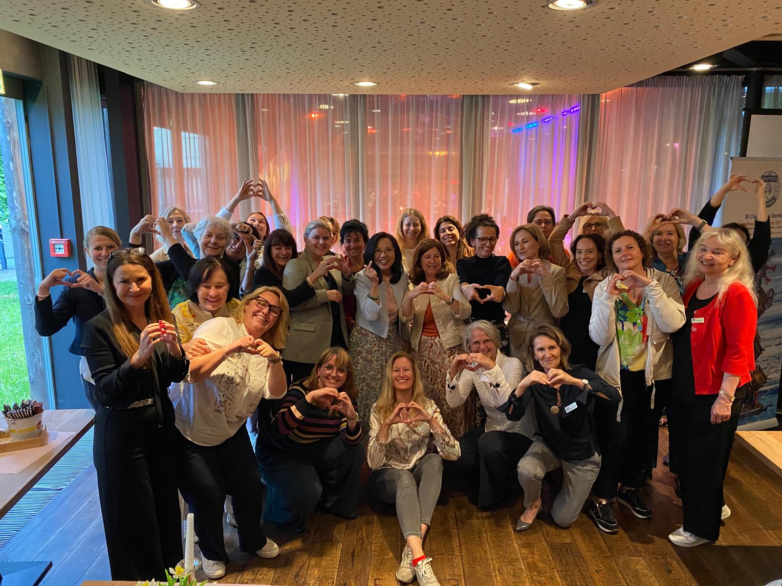 SI Club Linz Libertas Gruppenfoto Clubabend 1 Jahr Bestehen